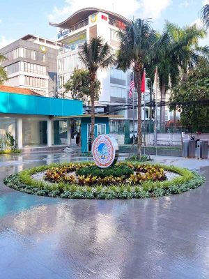 Tiểu Cảnh Sân Trước Công Ty