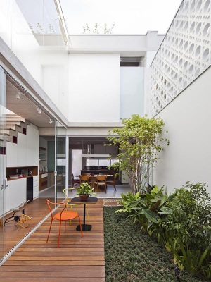 thiết kế sân vườn bên hông nhà